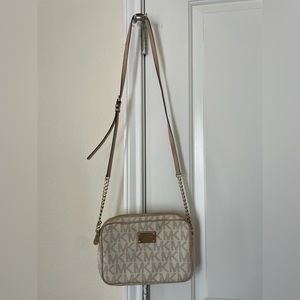 Micheal Kors crossbody purse